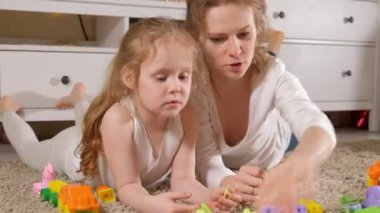 Mutlu anne kızı Tasarımcısı ile oynarken