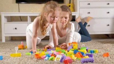 Mutlu anne kızı Tasarımcısı ile oynarken