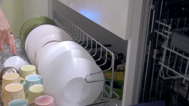 A lány segít anyám fel ételeket a mosogatógép — Stock videók