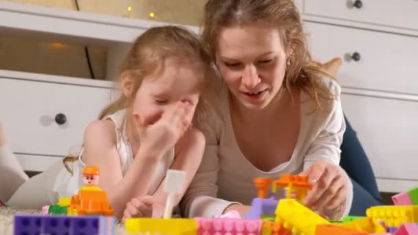Szczęśliwa matka bawi się z jej córką w projektancie — Wideo stockowe