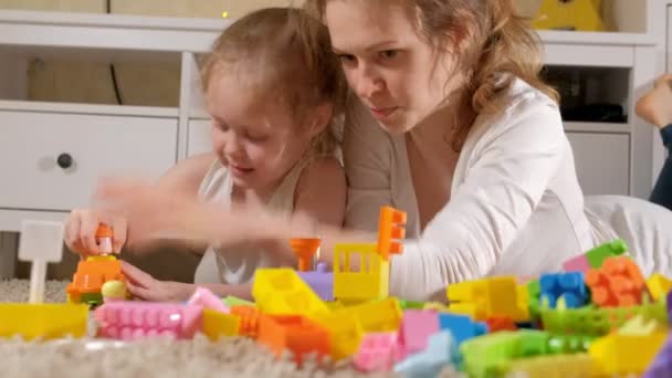 Щаслива мати грає зі своєю дочкою в дизайнері — стокове відео