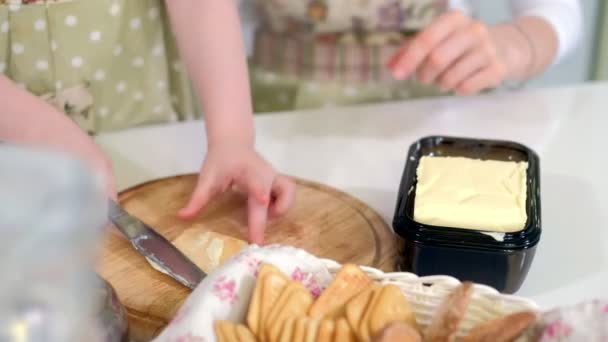 Vrouw andgirl drinken melk bij de keuken — Stockvideo