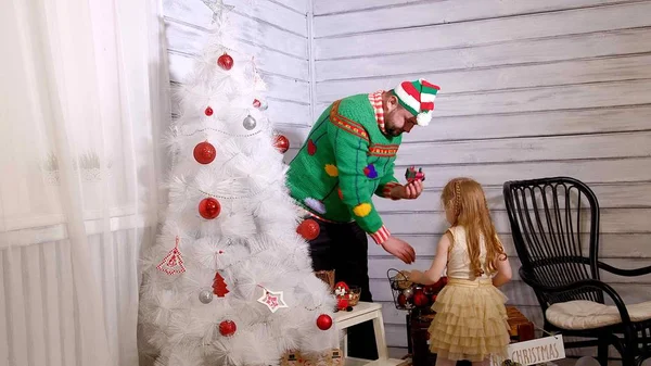 Famiglia intorno a un albero di Natale per decorarlo — Foto Stock