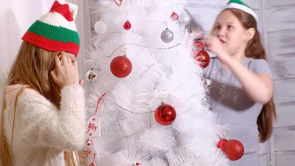 Famiglia intorno a un albero di Natale per decorarlo — Foto Stock