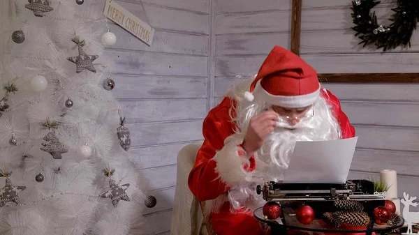 Santa Claus antwoord op een brief schrijven op een typemachine — Stockfoto