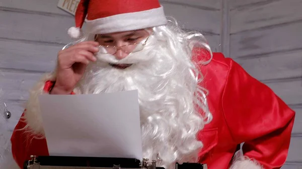 Noel Baba bir daktiloda yanıt için bir mektup yazma — Stok fotoğraf