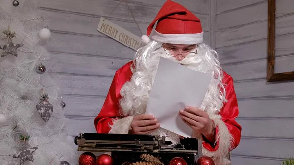 圣诞老人在打字机上写回信 — 图库照片