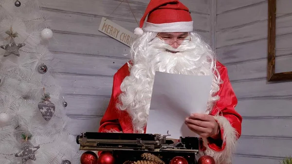 Santa Claus antwoord op een brief schrijven op een typemachine — Stockfoto