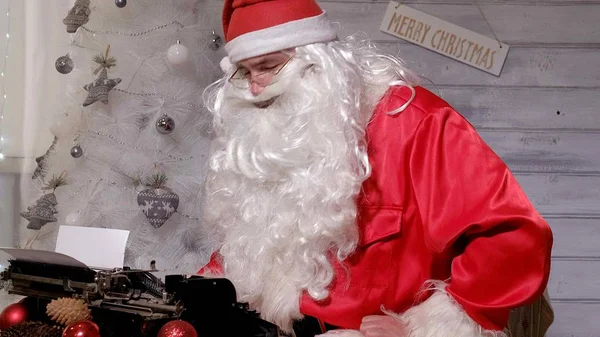 Santa Claus antwoord op een brief schrijven op een typemachine — Stockfoto