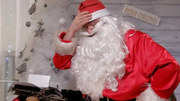 Weihnachtsmann schreibt Antwort auf Brief auf Schreibmaschine — Stockfoto