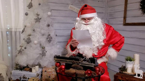 Santa Claus skriva svar på ett brev på en skrivmaskin — Stockfoto