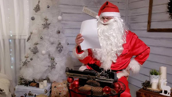 Santa Claus escribiendo respuesta a una carta en una máquina de escribir —  Fotos de Stock