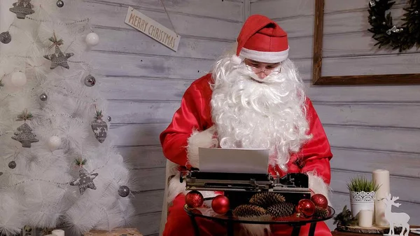 Санта-Клаус написал ответ на письмо на пишущей машинке — стоковое фото