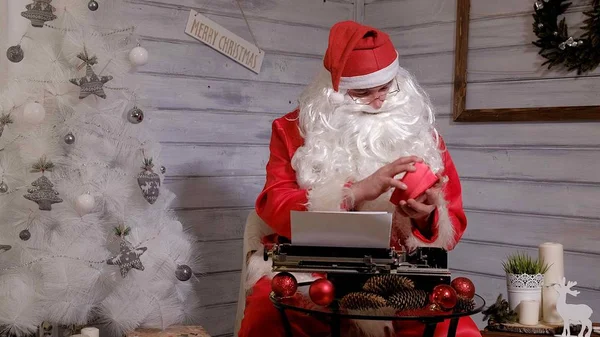 Santa Claus antwoord op een brief schrijven op een typemachine — Stockfoto