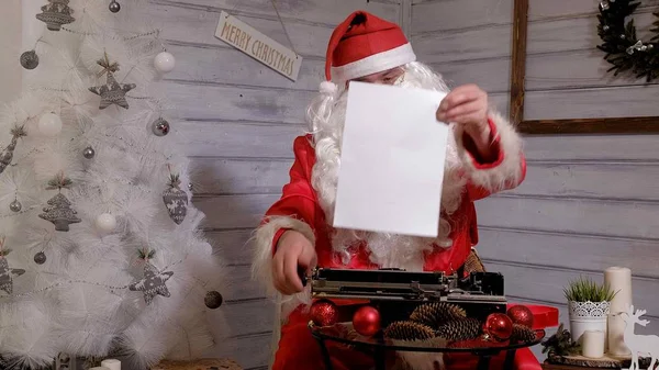 Santa Claus escribiendo respuesta a una carta en una máquina de escribir —  Fotos de Stock