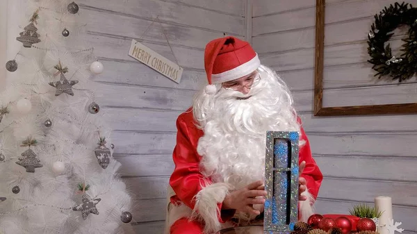 Santa toont truc met een pijp — Stockfoto