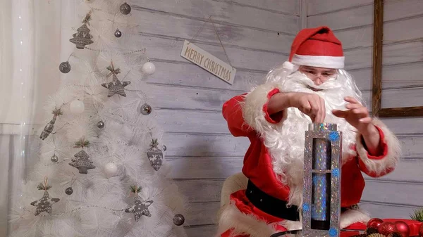 Papai Noel mostra truque com um tubo — Fotografia de Stock
