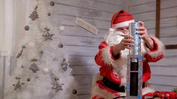 Papai Noel mostra truque com um tubo — Fotografia de Stock