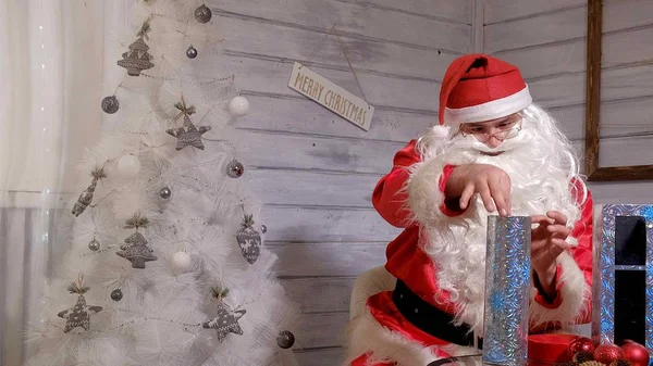 Santa visar trick med en pipa — Stockfoto