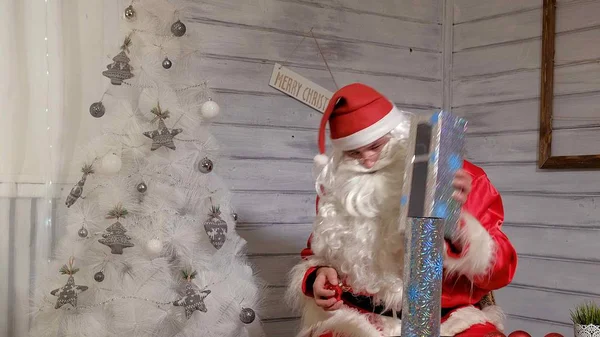 Papai Noel mostra truque com um tubo — Fotografia de Stock
