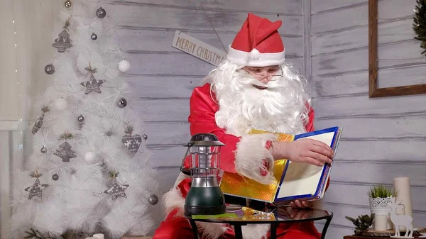 Santa ukazuje zaměření s Kouzelná kniha — Stock fotografie