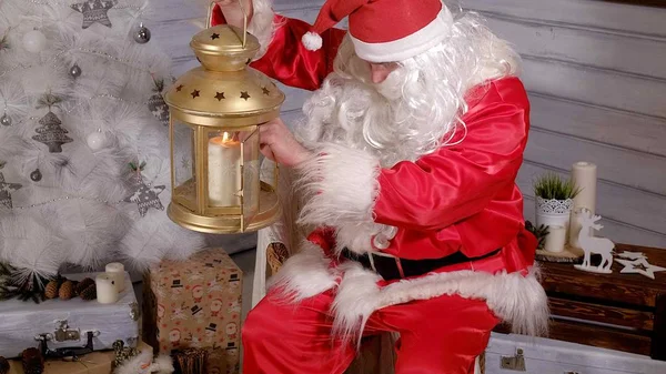 Père Noël tient une lanterne dorée de Noël — Photo