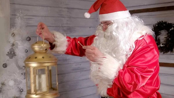 Papai Noel está segurando uma lanterna dourada de Natal — Fotografia de Stock