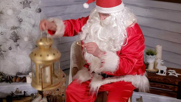 Papai Noel está segurando uma lanterna dourada de Natal — Fotografia de Stock