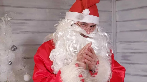 Papai Noel está segurando uma lanterna dourada de Natal — Fotografia de Stock