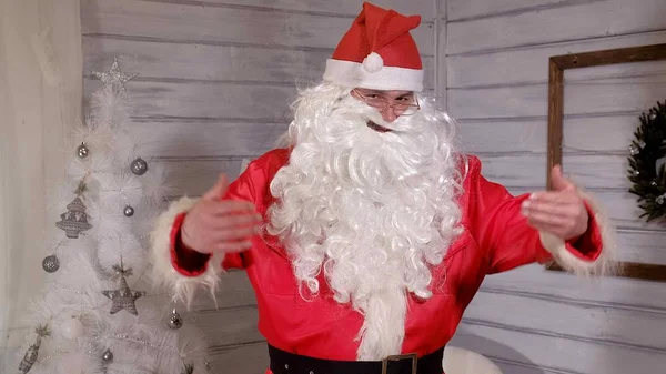 Santa tekenen naar de camera — Stockfoto