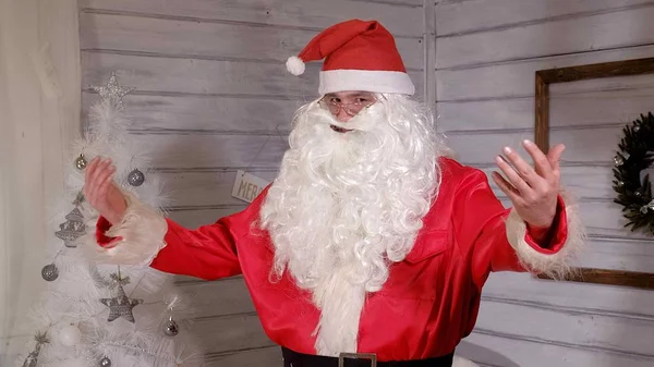 Santa işaretleri kameraya — Stok fotoğraf