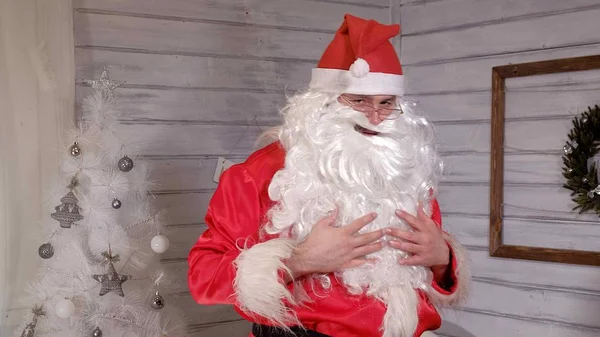 Santa tecken till kameran — Stockfoto