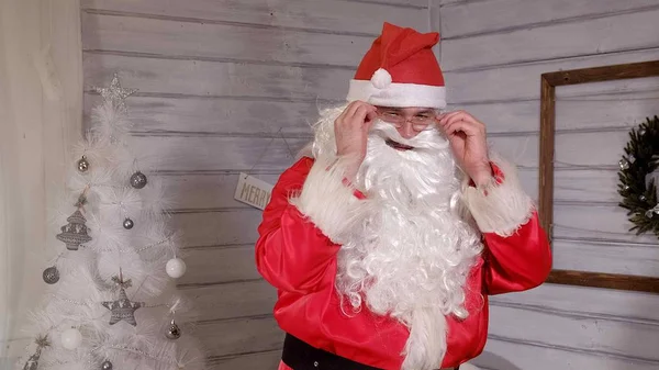 Santa işaretleri kameraya — Stok fotoğraf