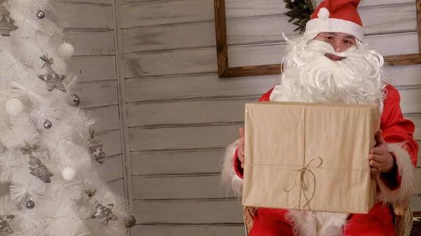 サンタは、彼の手で大きなギフト ボックスを保持しています。 — ストック写真