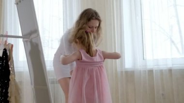 Anne kızı bir kostüm giyinmek yardımcı olur.