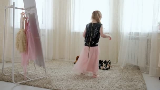 Kleines Mädchen probiert Mummys Schuhe an — Stockvideo