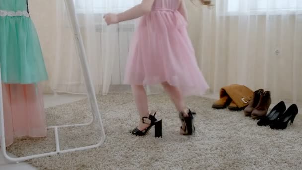 Mummys 신발에 노력 하는 어린 소녀 — 비디오
