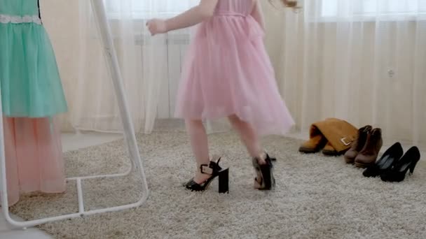 Ragazzina cercando su mummys scarpe — Video Stock