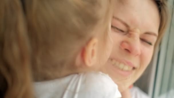 Close-up portret van moeder met dochter zitten bij het raam. — Stockvideo