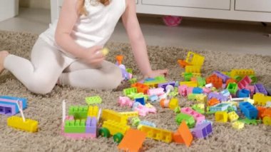 Mutlu anne kızı Tasarımcısı ile oynarken