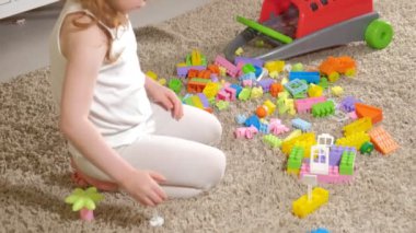 Mutlu anne kızı Tasarımcısı ile oynarken