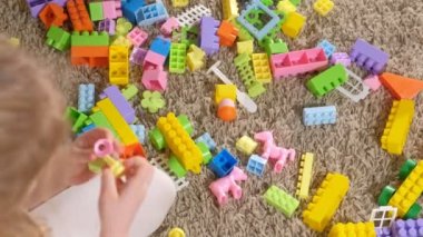 Mutlu anne kızı Tasarımcısı ile oynarken