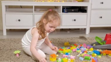 Mutlu anne kızı Tasarımcısı ile oynarken