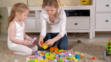 Mutlu anne kızı Tasarımcısı ile oynarken