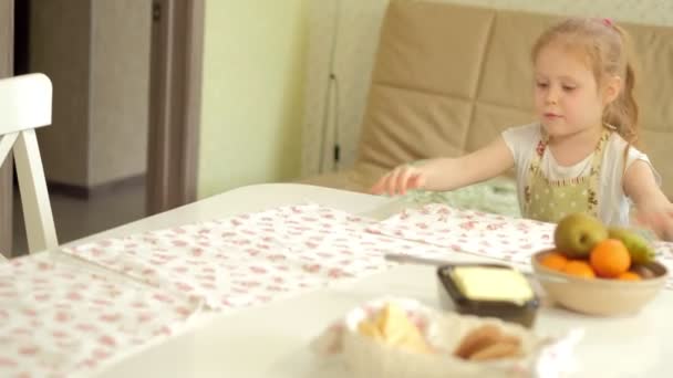 Mãe e filha tomando café da manhã na cozinha — Vídeo de Stock