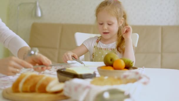 Anya és lánya reggelizés konyha — Stock videók