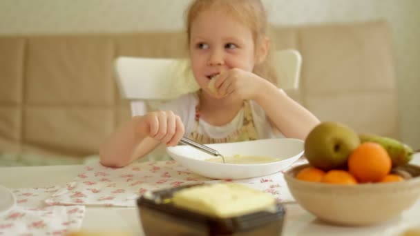 Mère et fille petit déjeuner dans la cuisine — Video