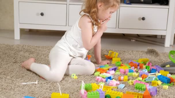 Mère heureuse jouant avec sa fille dans le designer — Video