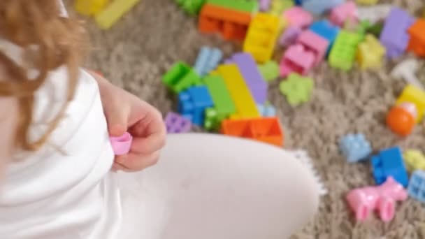 Feliz madre jugando con su hija en el diseñador — Vídeos de Stock