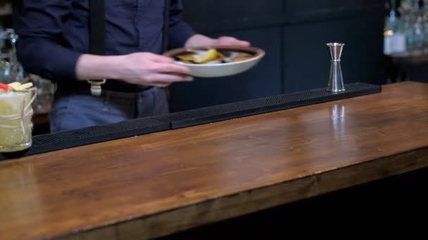 Odborná barman dělá koktejlu v baru — Stock video